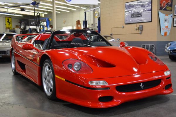 Първото Ferrari F50 се продава