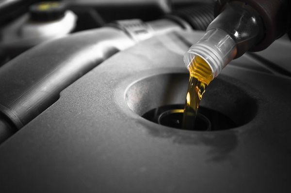 Опасно ли е бистрото масло в двигателя?