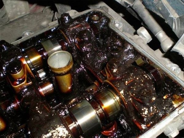 Опасно ли е бистрото масло в двигателя?