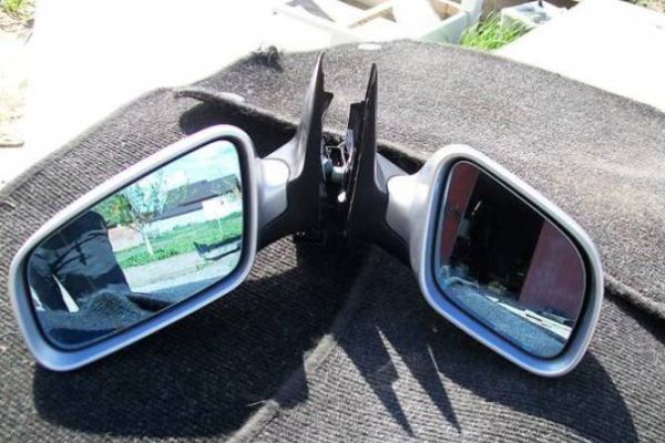 Защо при някои германски коли дясното огледало е по-малко от лявото?