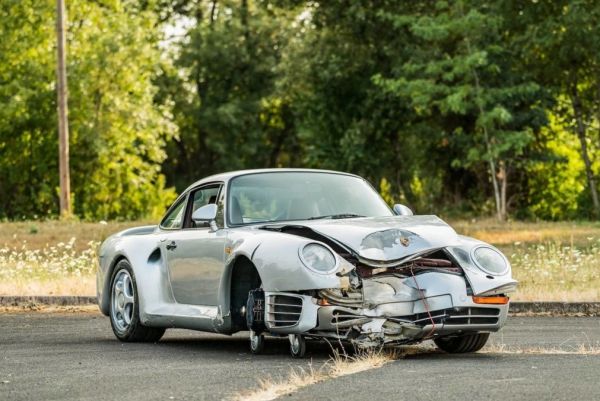 Разбито Porsche 959 бе оценено на 500 000 долара
