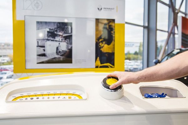 Renault отбелязва 120-годишнина с  иновативна инсталация