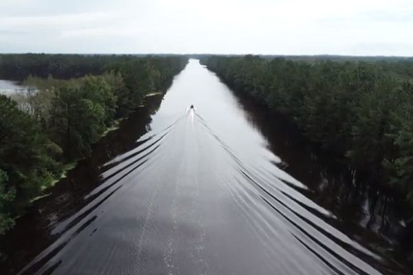 С лодка по магистралата: ето последиците от урагана Флорънс