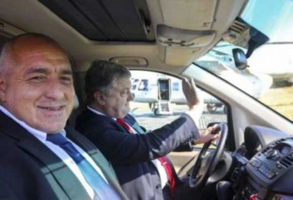 Президентът на Украйна нарушава правилника, докато вози Бойко Борисов (ВИДЕО)