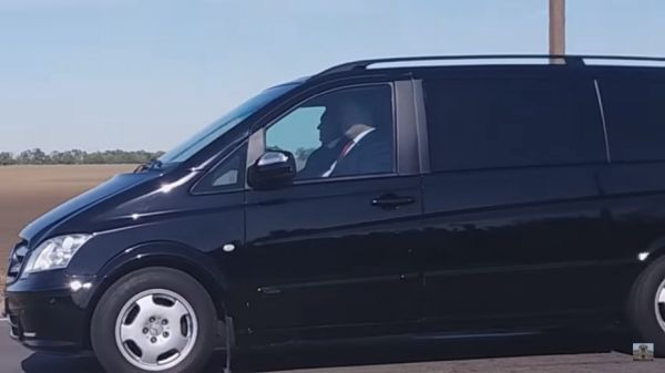 Президентът на Украйна нарушава правилника, докато вози Бойко Борисов (ВИДЕО)