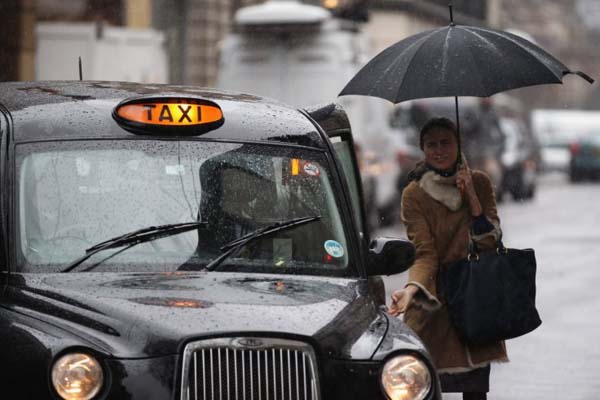В Англия забраняват късите гащи в такситата