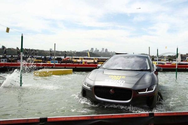Jaguar I-Pace ходи по вода (ВИДЕО)