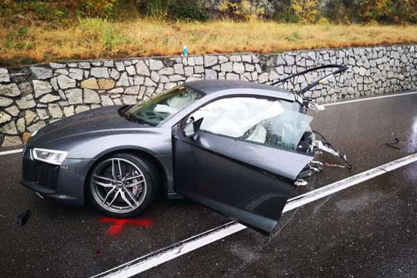 Страшна гледка: Audi R8 разцепен на две