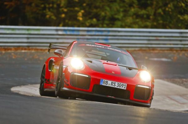 Porsche GT2 RS MR стана най-бързият „пътен” автомобил на „Нюрбургринг” (ВИДЕО)