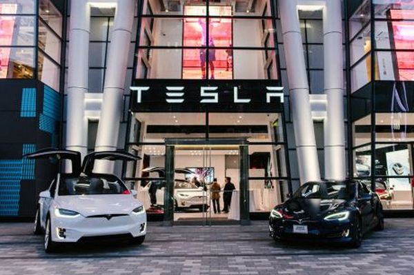 Безпилотните коли на Tesla ще са готови до 6 седмици
