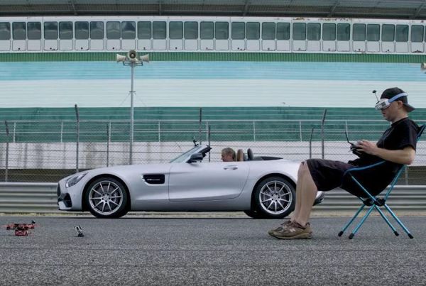 Суперколата на Mercedes се надпреварва с дрон (ВИДЕО)