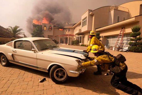Огнеборци спасиха Mustang Shelby GT350 в Калифорния (ВИДЕО)