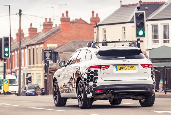 Jaguar Land Rover учи автомобилите да се свързват съ светофарите