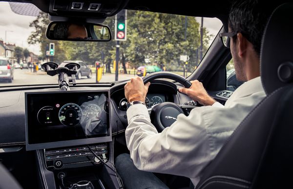 Jaguar Land Rover учи автомобилите да се свързват съ светофарите