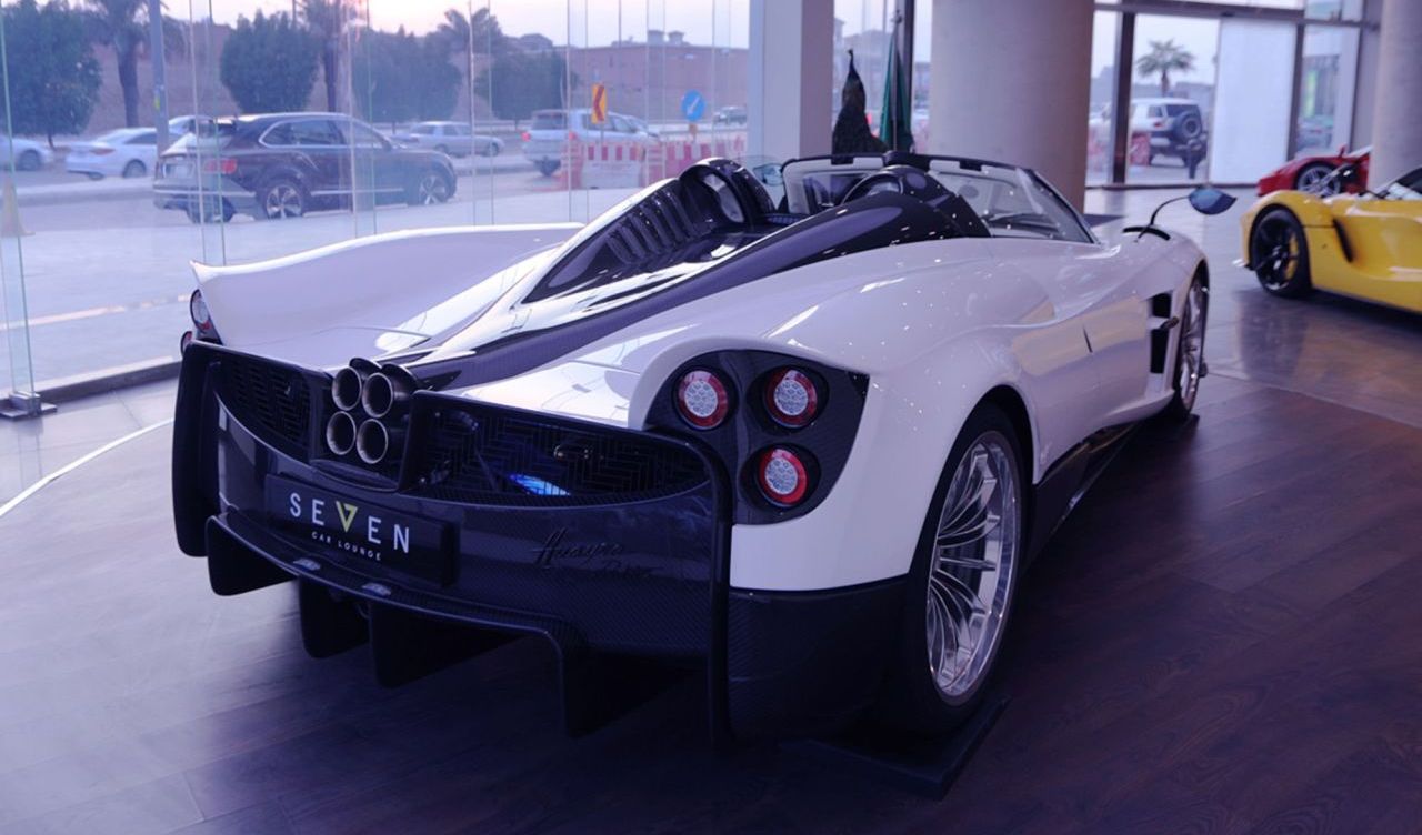 Първият Pagani Huayra Roadster си търси купувач
