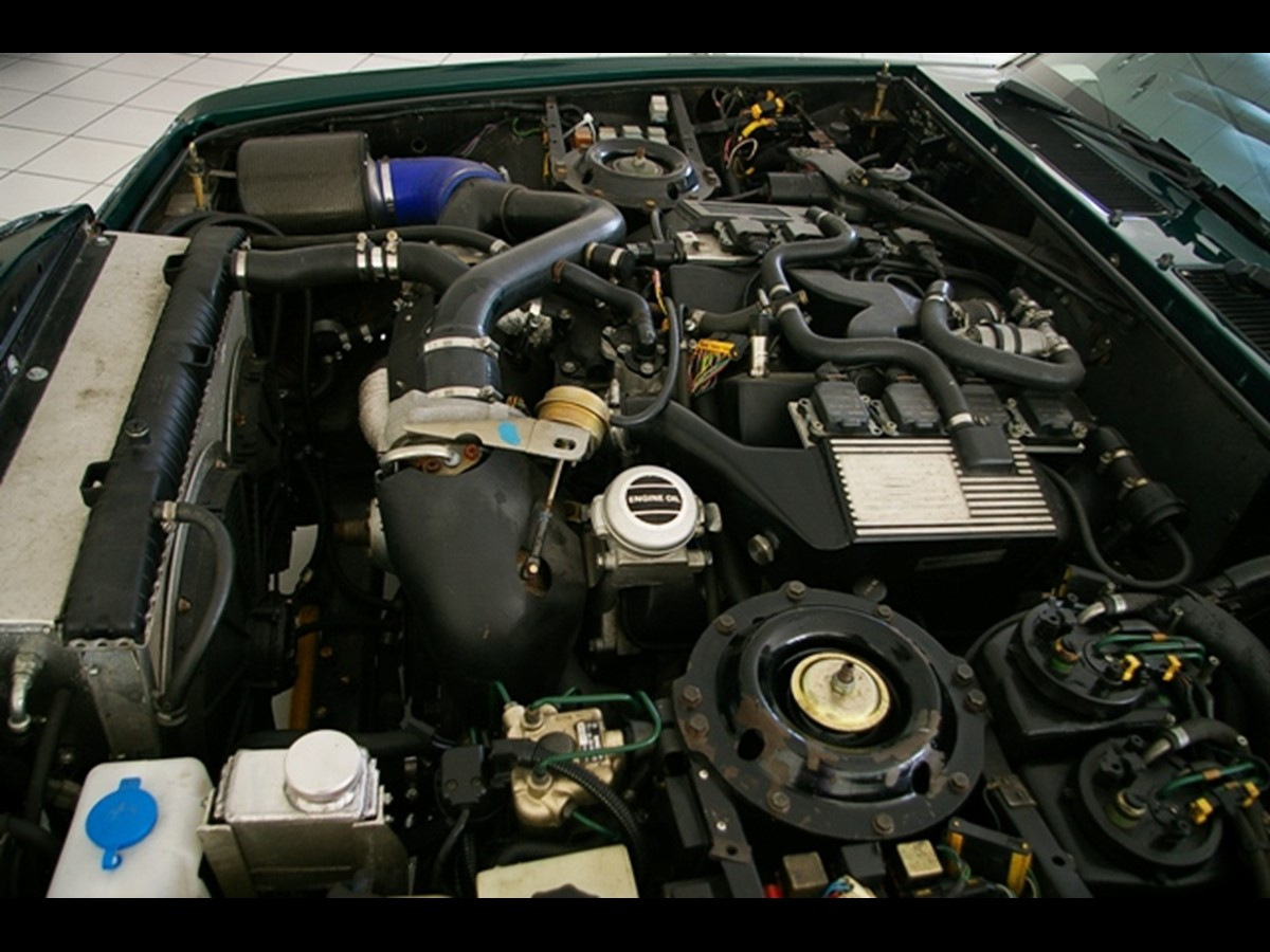 Как Bentley Turbo R стана състезателен автомобил (ВИДЕО)