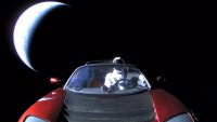 Пет години в космоса - къде е сега Tesla Roadster на Мъск?