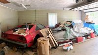 Баба крие класически Lamborghini и Ferrari в гаража си повече от 20 години