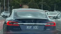 Шофьор на Tesla вбеси с номер “Почивай в мир, ДВГ“