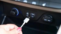 Защо не трябва да зареждате телефона си от USB портове в колата