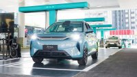 Продажбите на коли на ток по света растат, но Tesla e сама срещу китайците