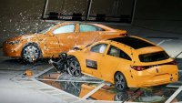 Mercedes сблъска два CLA в брутален краш тест