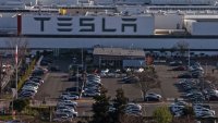 Мъск обещава да построи фабрики на Tesla на Луната