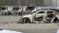 Дузина коли на Tesla бяха запалени в дилърство във Франция