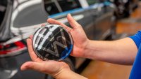 Нов проблем за VW - не може да прави евтин електромобил в Германия