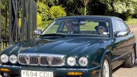 Продадоха Jaguar на кралица Елизабет за смайваща сума
