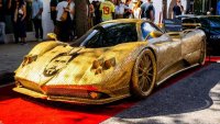 Pagani Zonda с лика на Меси е направена от 100 000 златни монети