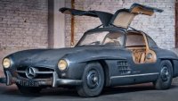 Продава се Mercedes-Benz 300 SL Gullwing, покрит с прах и олимпийска слава 