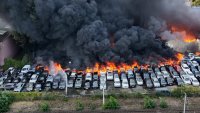 Пожар превърна паркинг на летище в ад