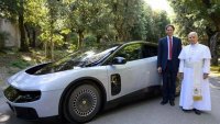 Папата седна зад волана на електрическото Ferrari