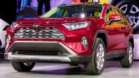 Сертифицирана Toyota RAV4 се оказа с 4 литра вода в двигателя