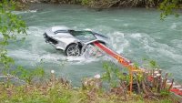 Ferrari 488 Pista скочи в река след сблъсък с друга кола