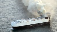 Товарният кораб с 3000 автомобила продължава да гори