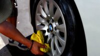 Обикновено олио премахва спирачния прах по-добре от скъпата автохимия