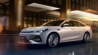 Geely представи хибриден седан с 2100 км пробег