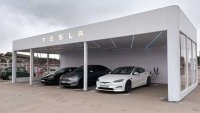 Tesla отваря първия си дистанционен център за тест-драйв в Европа