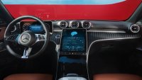 Mercedes вкарва над 144 000 автомобила в сервизите заради гаснещи табла