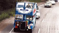 Митичният автобус на Пол Макартни се продава