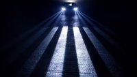 Нови фарове рисуват пешеходни пътеки върху асфалта