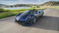 Това е първата Huayra Roadster с три педала