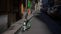 Забраняват електрическите тротинетки в парковете и по тротоарите в София