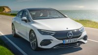 Mercedes вкарва 15 000 електромобила в сервизите си