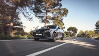 Първият електрически Lexus с фалшиви скорости пристигна в Европа 