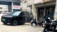 Китайски луксозен SUV се запали заради чужда батерия