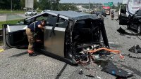 Cybertruck се разцепи на две в катастрофа с 10 коли