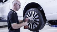 Защо фабричните гуми са различни от тези, които си купувате от магазина